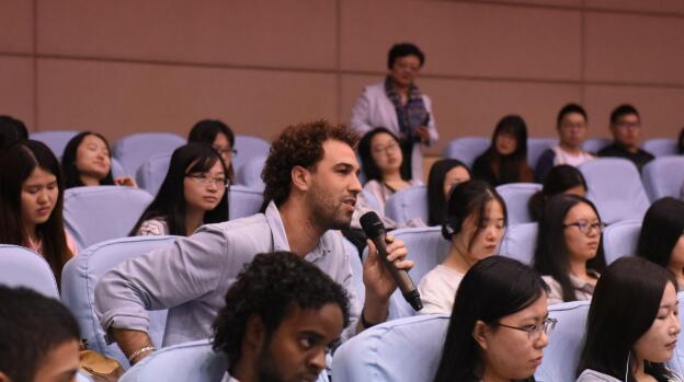 現(xiàn)場會議口譯工作圖片 現(xiàn)場會議口譯工作圖片